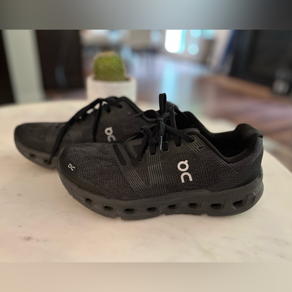 Women’s On Cloud Running shoes size 9